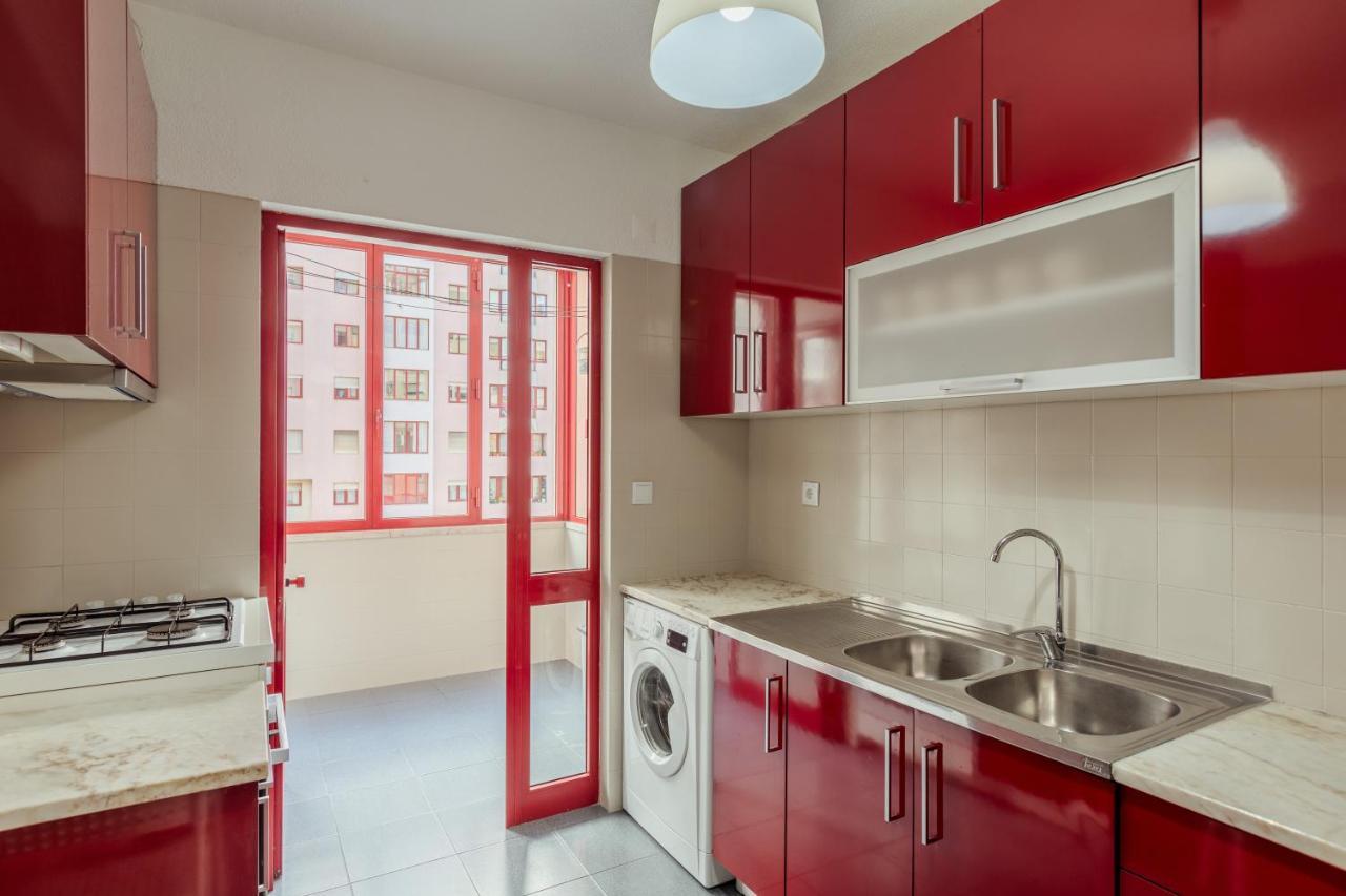 Elegant 3 Bedroom Apt - City Centre - Garage - Metro Lisbon Luaran gambar
