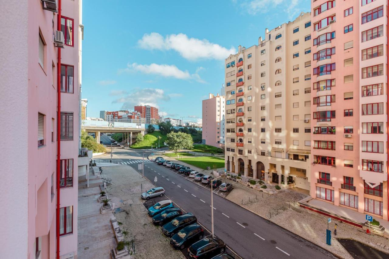 Elegant 3 Bedroom Apt - City Centre - Garage - Metro Lisbon Luaran gambar