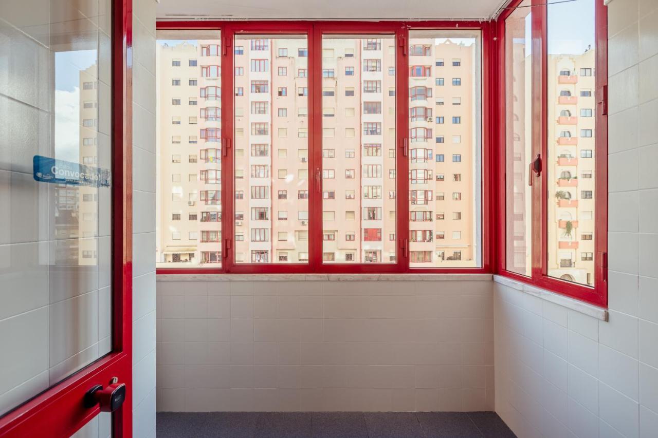 Elegant 3 Bedroom Apt - City Centre - Garage - Metro Lisbon Luaran gambar