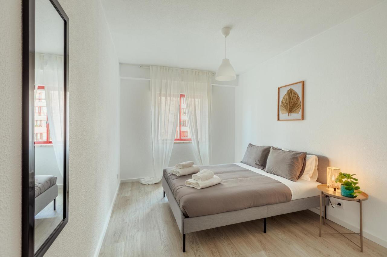 Elegant 3 Bedroom Apt - City Centre - Garage - Metro Lisbon Luaran gambar