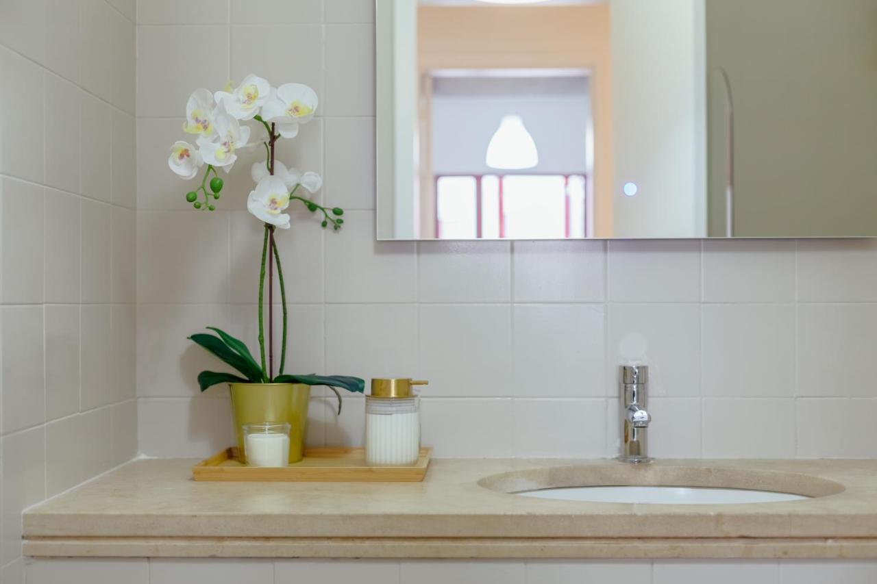 Elegant 3 Bedroom Apt - City Centre - Garage - Metro Lisbon Luaran gambar