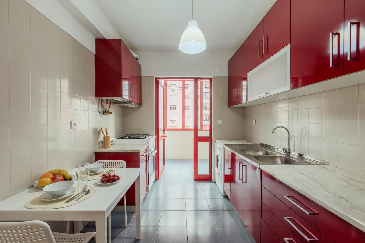 Elegant 3 Bedroom Apt - City Centre - Garage - Metro Lisbon Luaran gambar