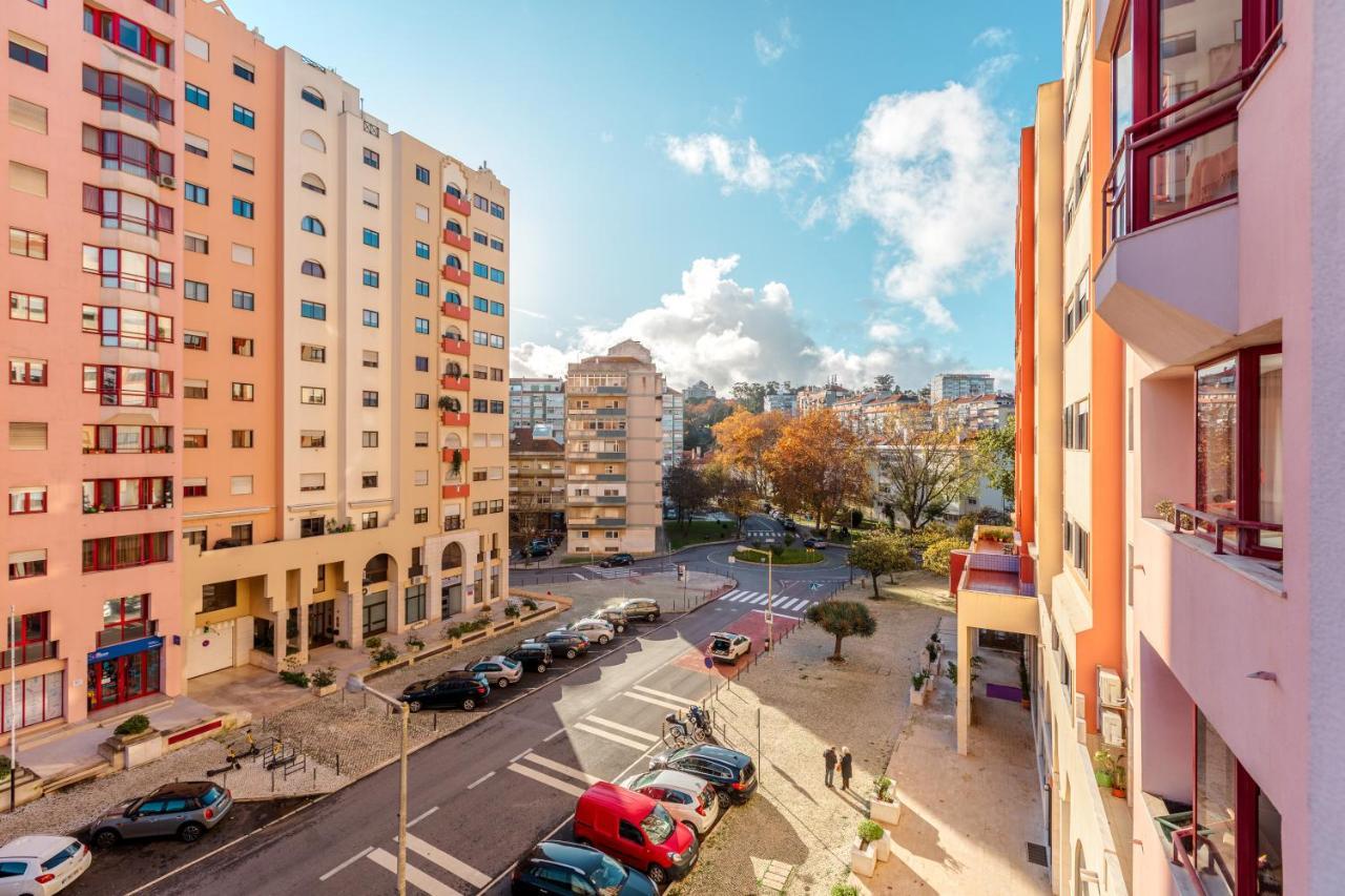 Elegant 3 Bedroom Apt - City Centre - Garage - Metro Lisbon Luaran gambar