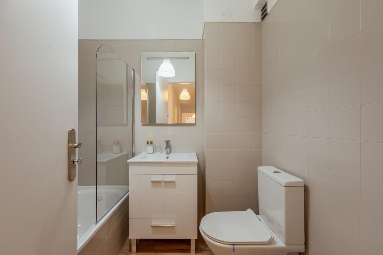 Elegant 3 Bedroom Apt - City Centre - Garage - Metro Lisbon Luaran gambar