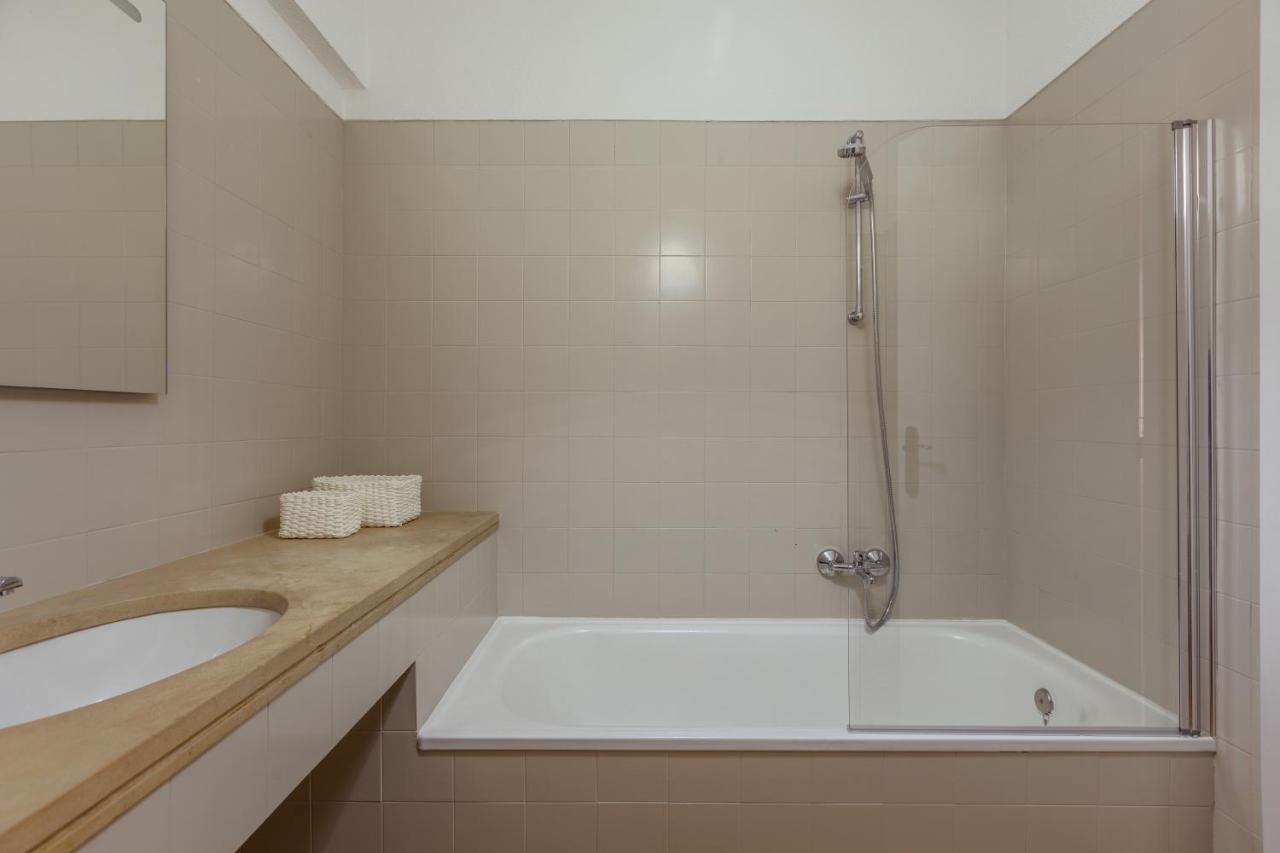 Elegant 3 Bedroom Apt - City Centre - Garage - Metro Lisbon Luaran gambar